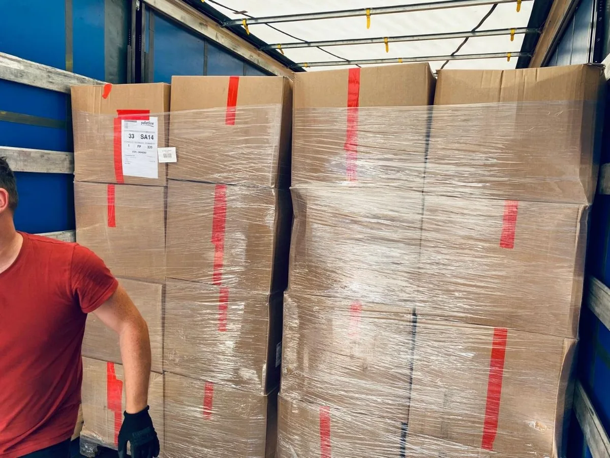 Склад L-TEX — палети з Bric-a-Brac для оптових клієнтів